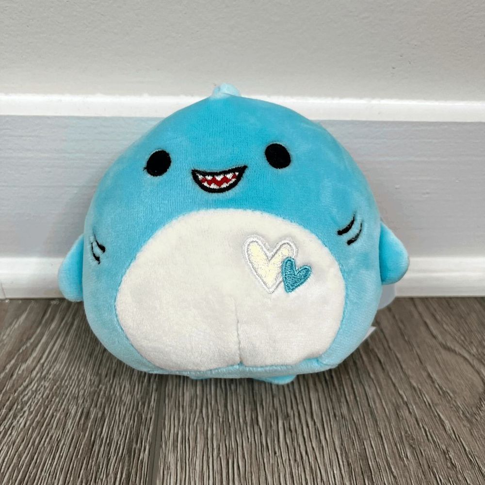 NWT Squishmallows Valentine Rey the Shark Plush 4.5"
